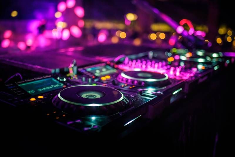 Zona DJ de una discoteca.