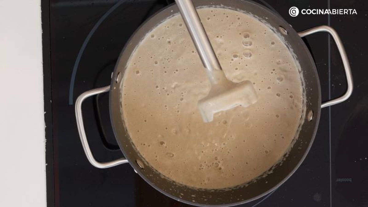 Tritura la crema con la batidora añadiendo nata líquida