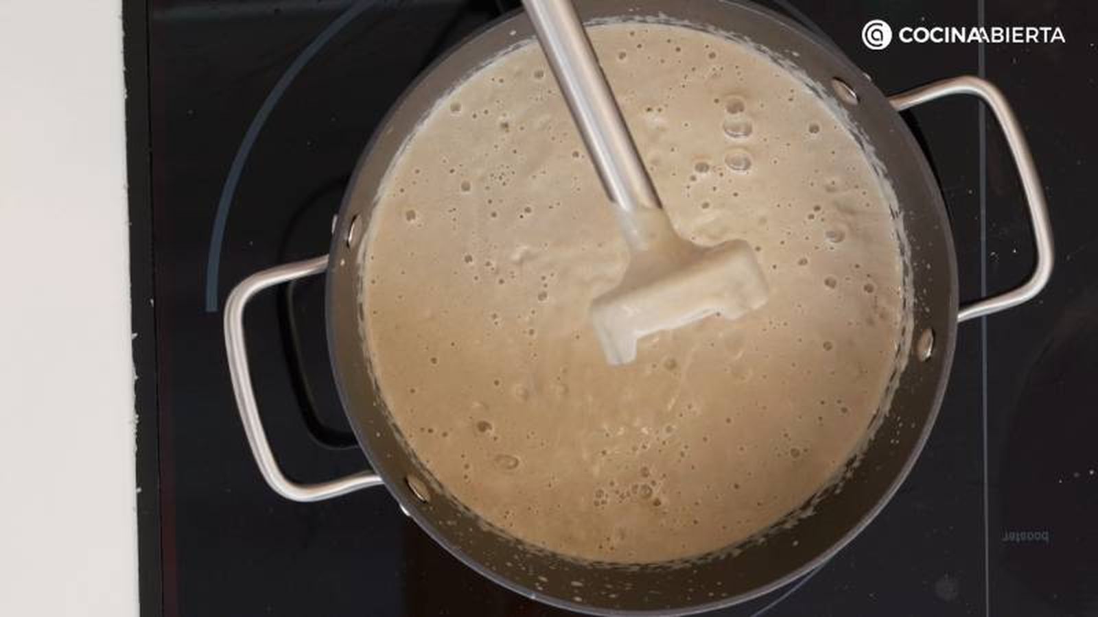Tritura la crema con la batidora añadiendo nata líquida