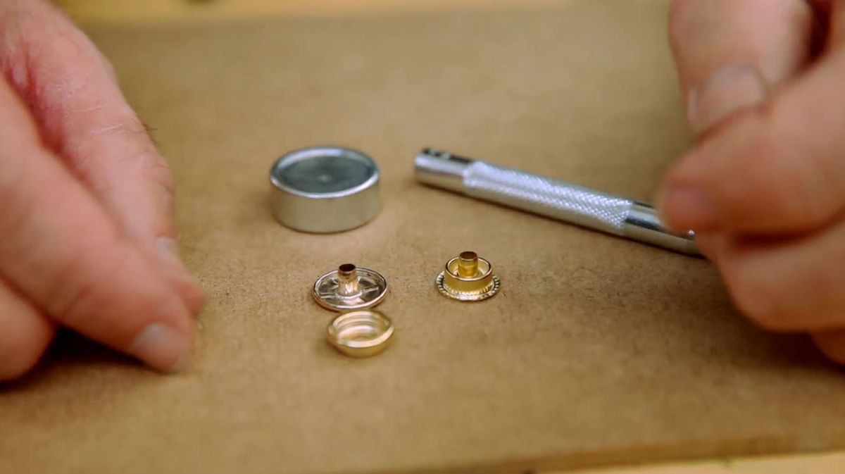 Cómo colocar corchetes o botones a presión paso 1