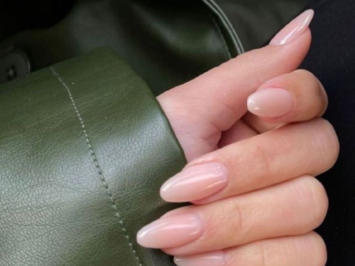 En los colores naturales el crecimiento de la uña es menos notorio