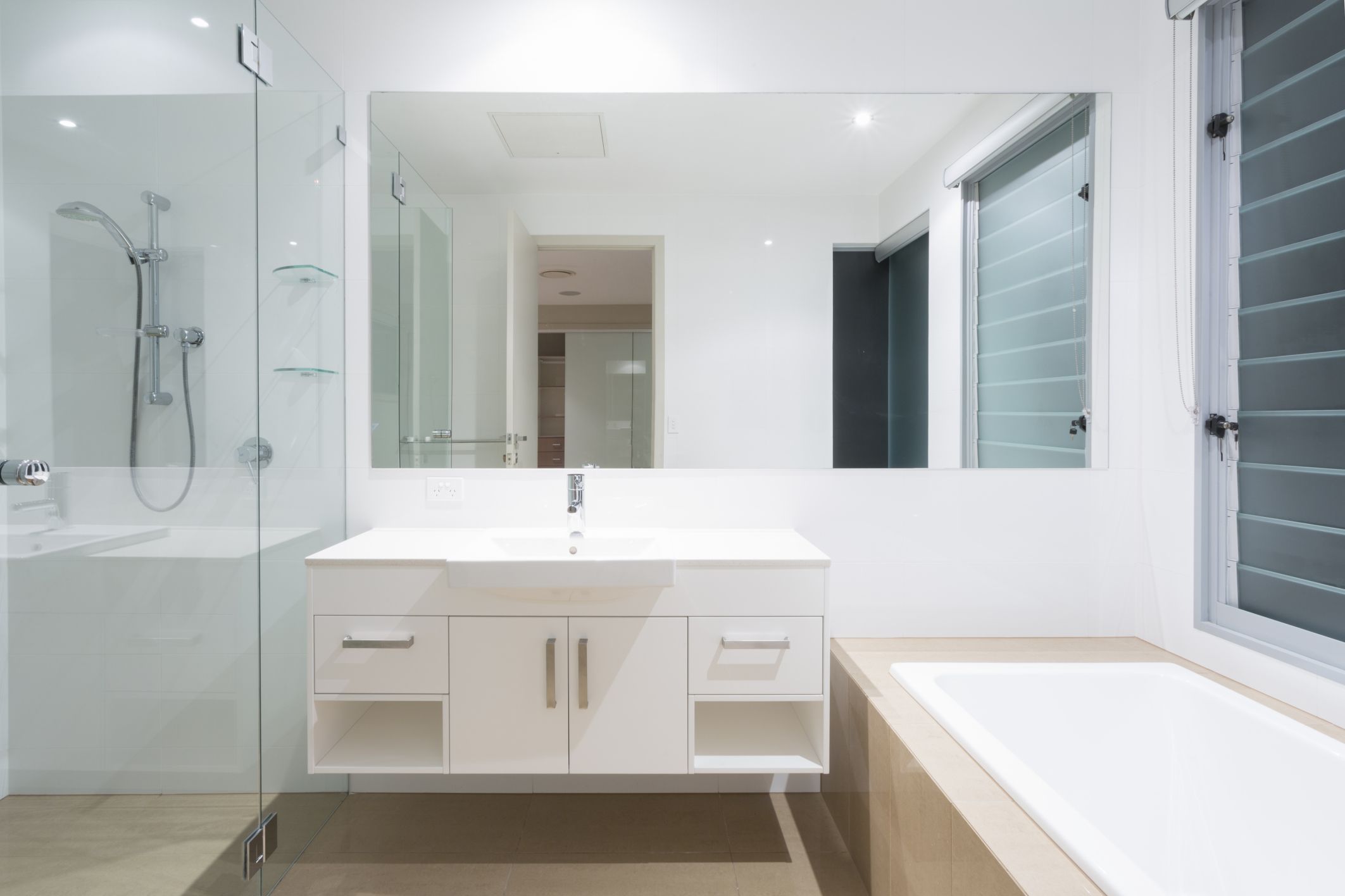 espejo grande aprovechar  espacio baño hogarmania