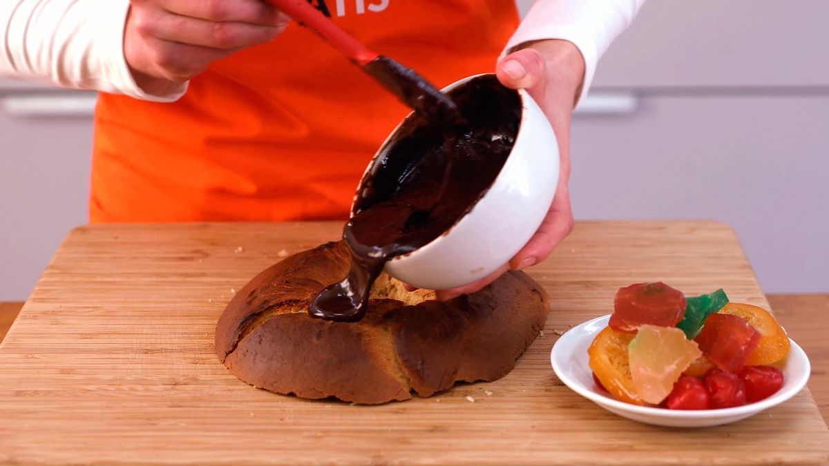 Roscón de Reyes bombón cubierto de chocolate y relleno de nata   paso 8