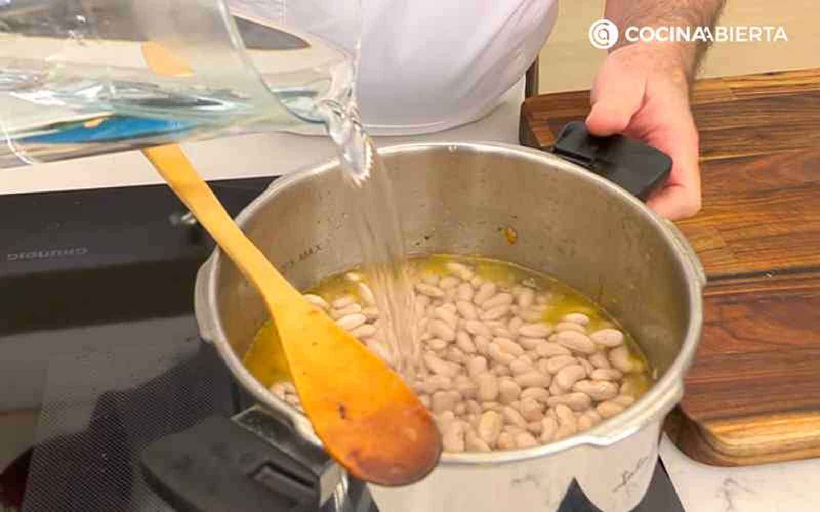Incorpora las alubias y las patatas