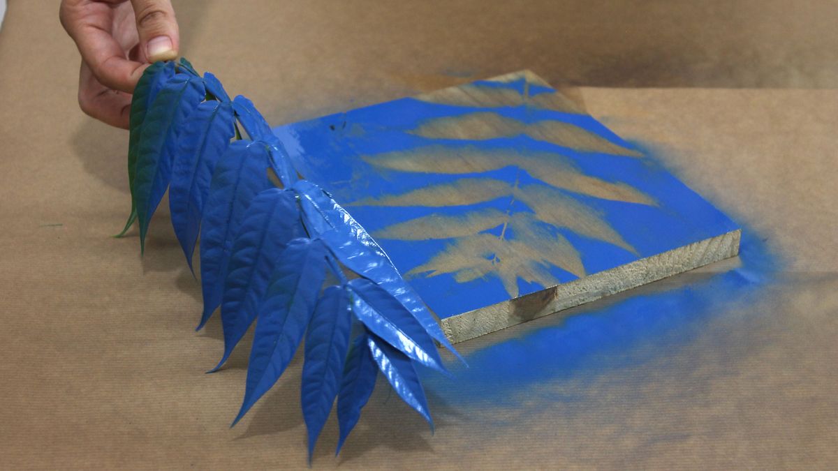 Cómo hacer cuadros con hojas y pintura paso 5