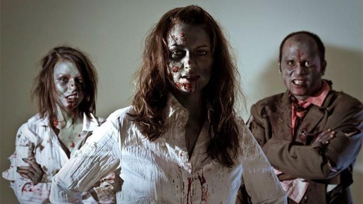 Para completar el look zombie utiliza ropa vieja, rota y mánchala con sangre artificial