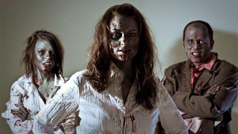 Para completar el look zombie utiliza ropa vieja, rota y mánchala con sangre artificial
