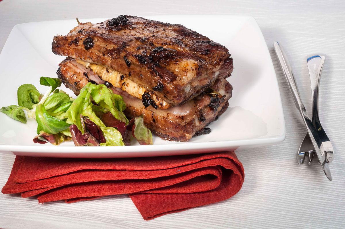 Costilla de cerdo rellena de piña con ensalada xl