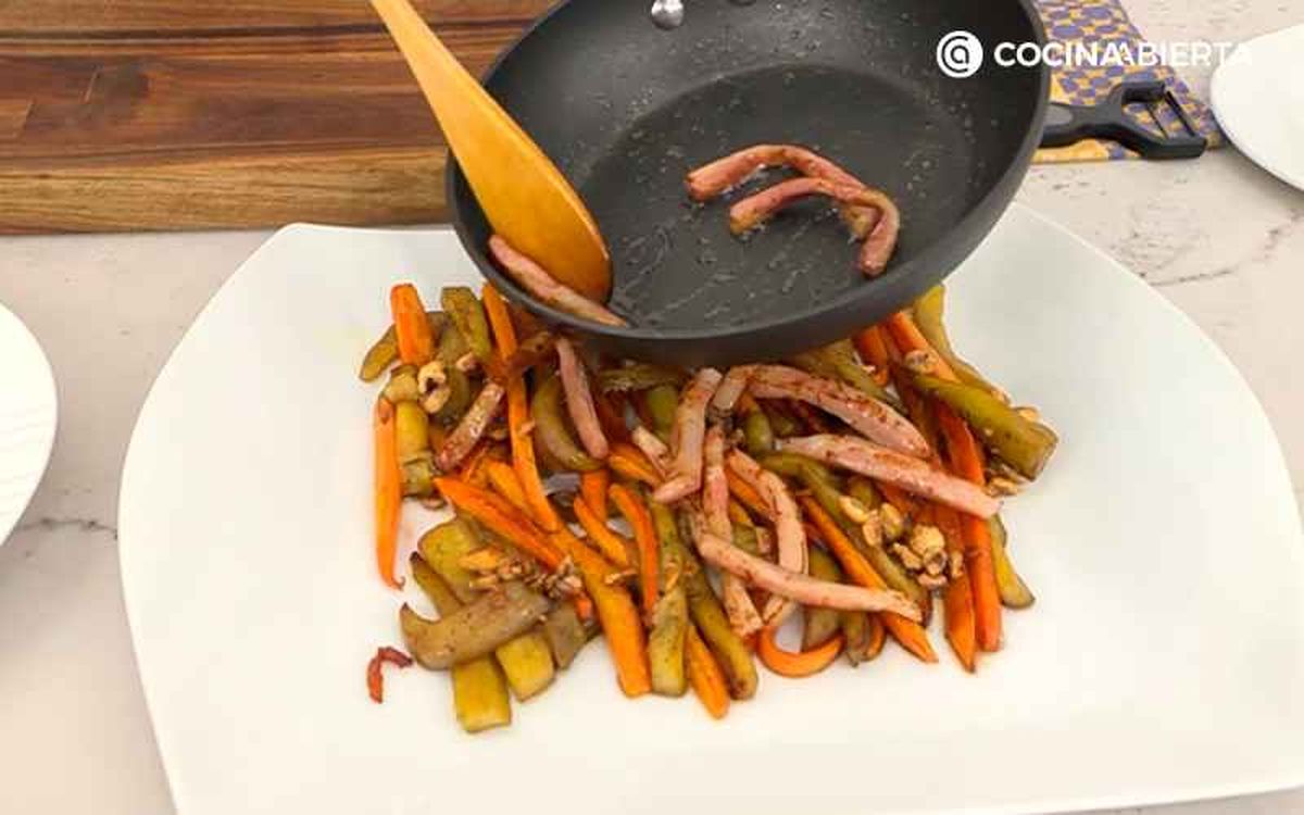 Acompaña las zanahorias y berenjenas caramelizadas con beicon