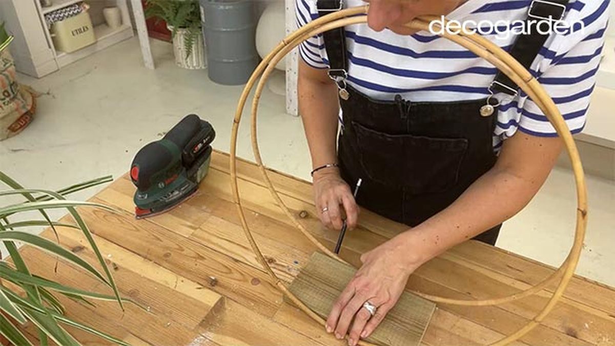 hacer soporte colgar plantas interior paso 5