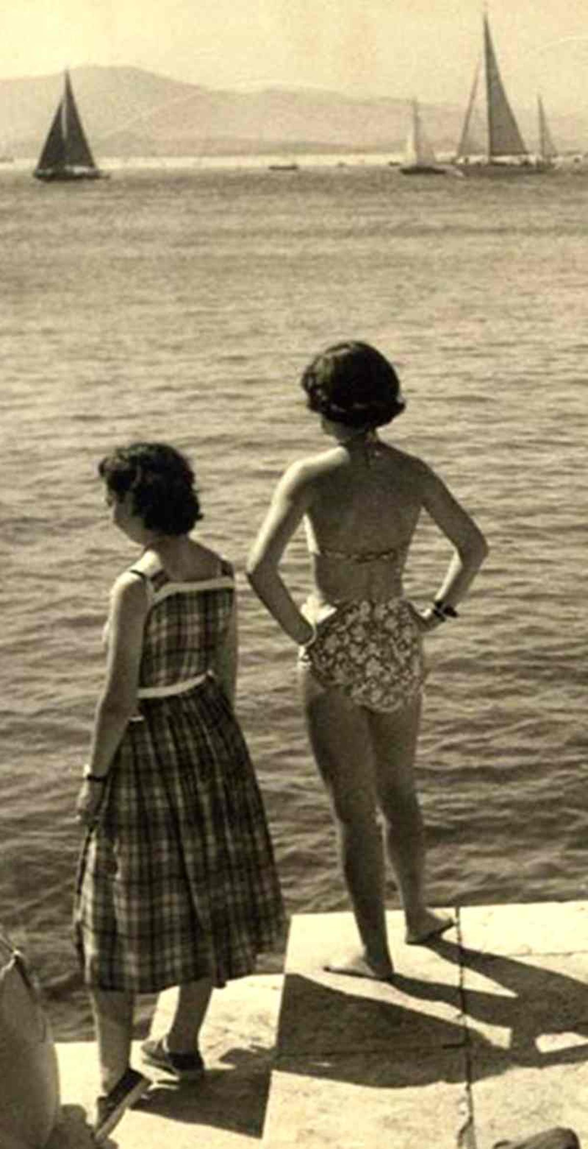 Primera foto de una mujer en bikini en España. Santander 1948.