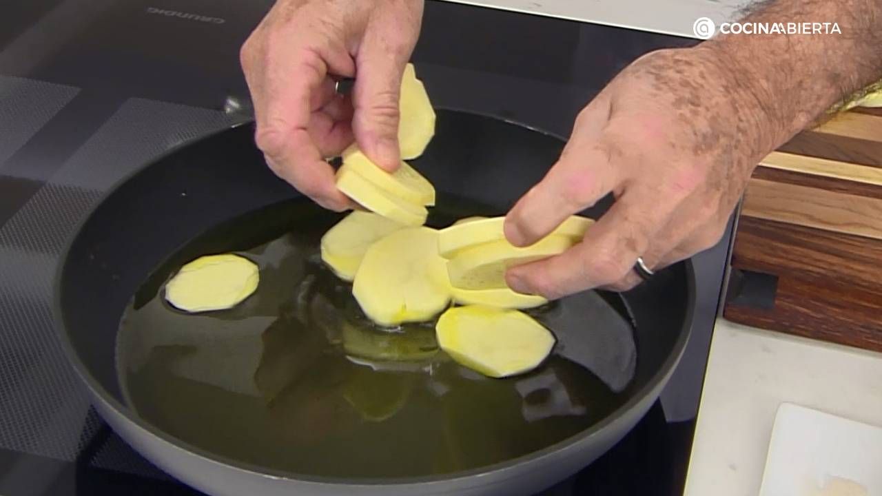 KARL7057 Huevos mollet patatas escabechadas paso 1