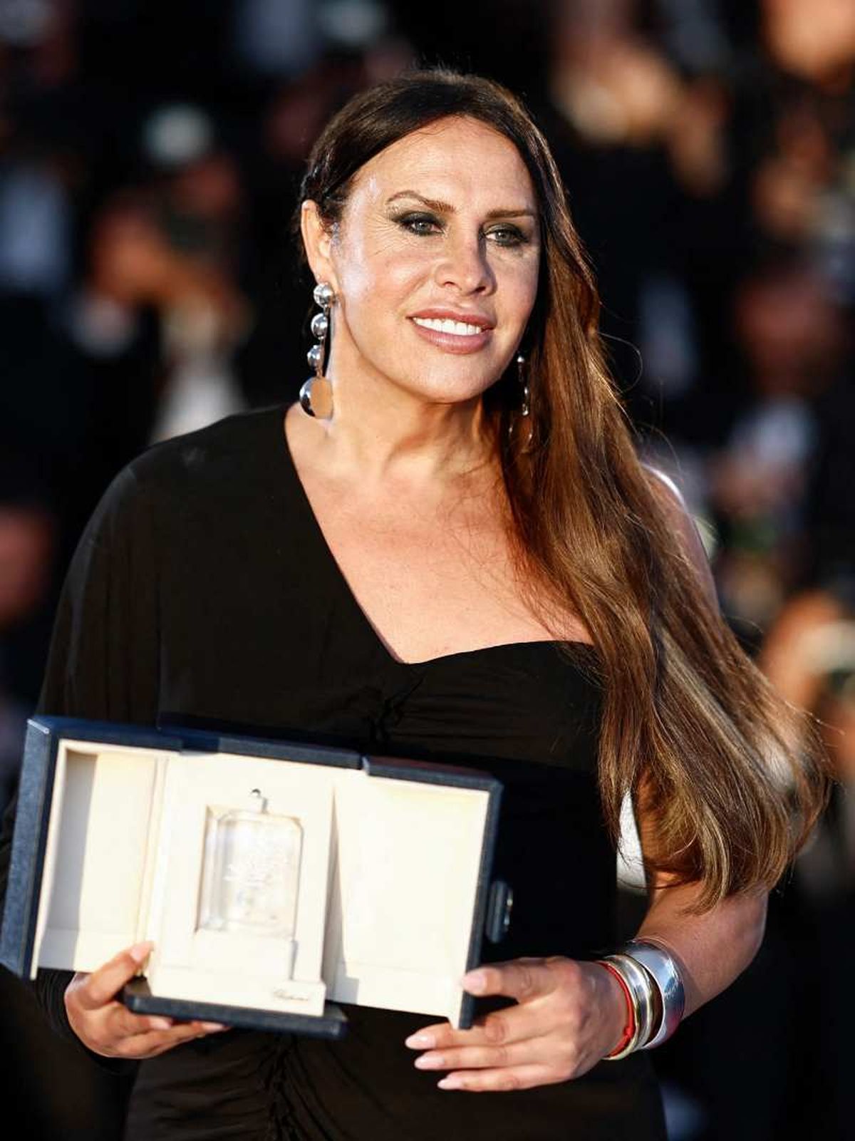 Karla Sofía Gascón en una entrega de premios con vestido negro asimétrico