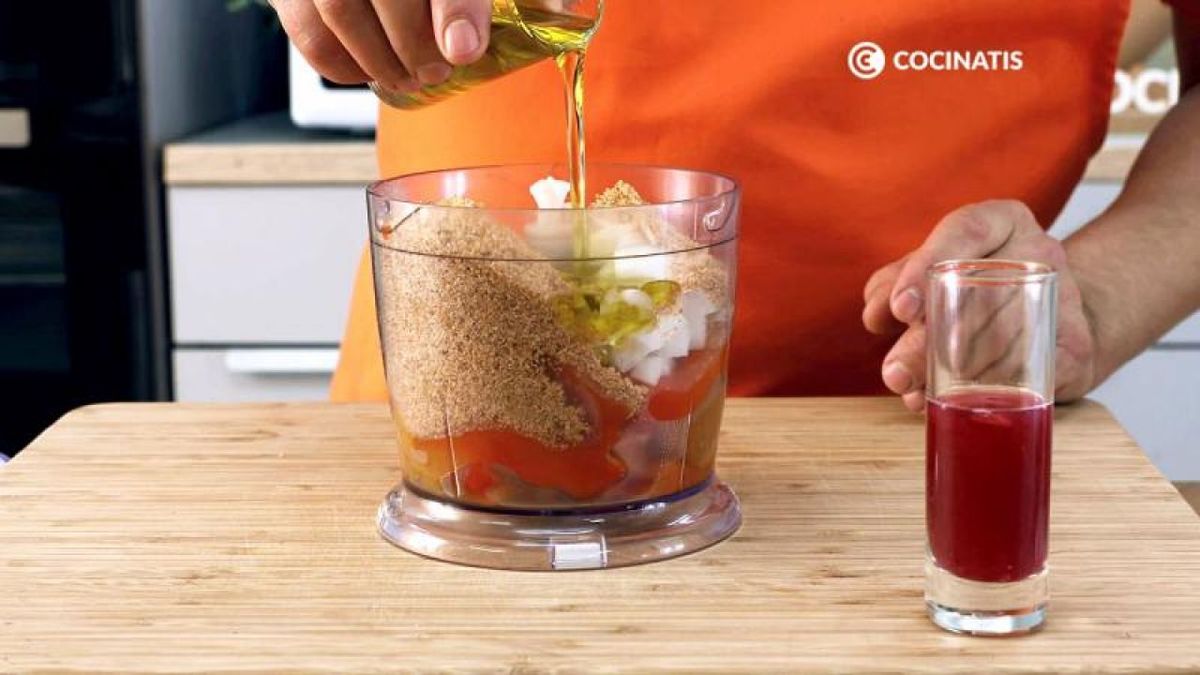 Tritura todos los ingredientes hasta obtener una pasta