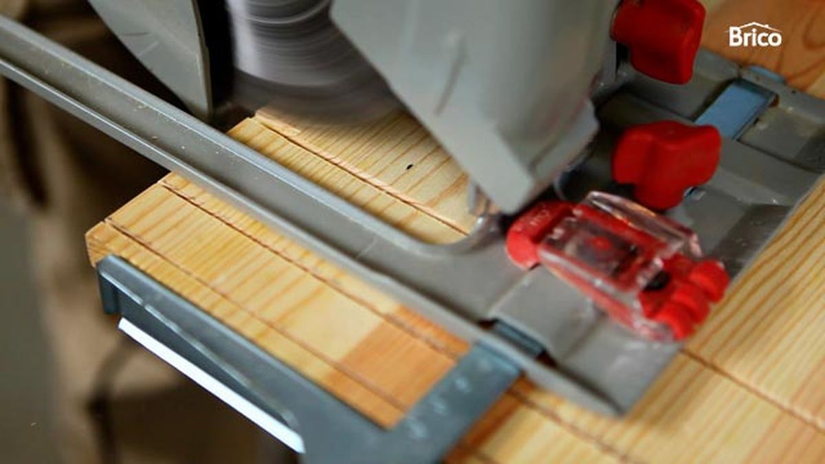 Cómo hacer ranuras en madera con la sierra paso 6