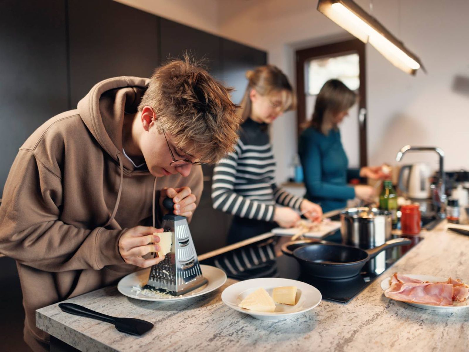 Involucrar a los jóvenes en la cocina ayuda una alimentación más consciente
