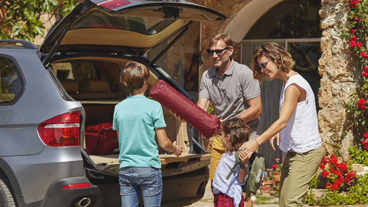 Revisar el coche antes de salir de viaje, arreglar muelle neumatico del maletero