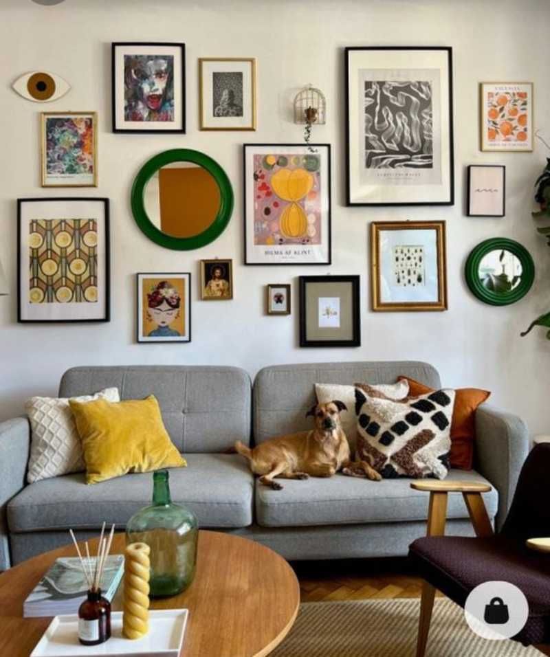 Salón con decoración de estilo newstalgia.