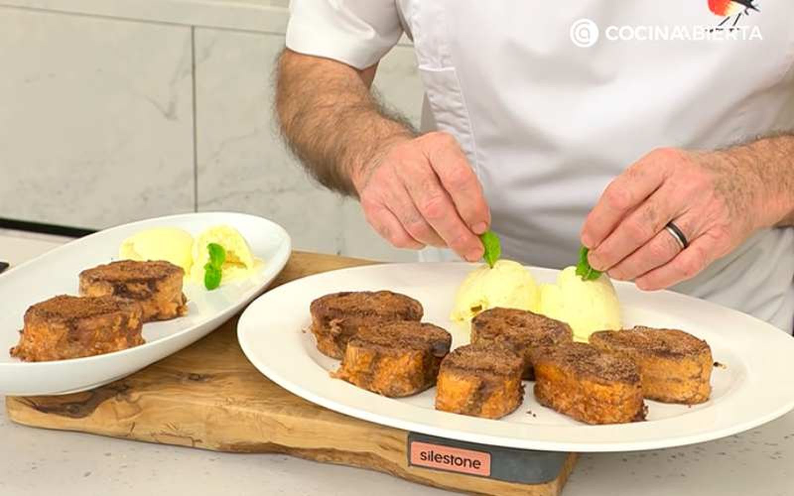 Sirve las torrijas de chocolate