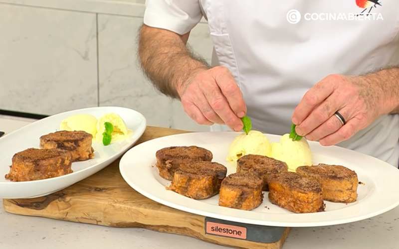 Sirve las torrijas de chocolate
