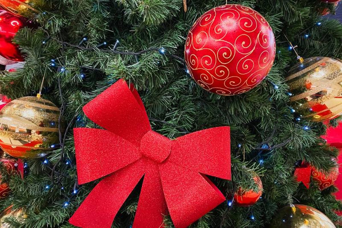 Lazo de cartón rojo con brillantina.