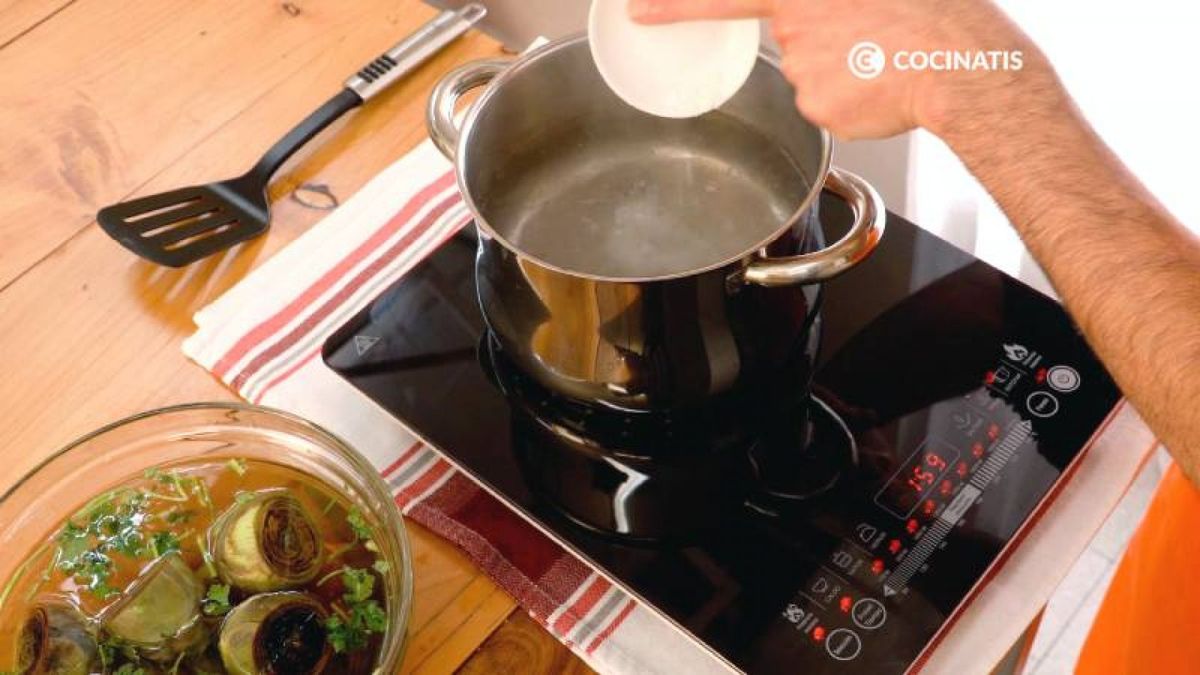 Cuece las alcachofas en agua con sal durante 10-15 minutos