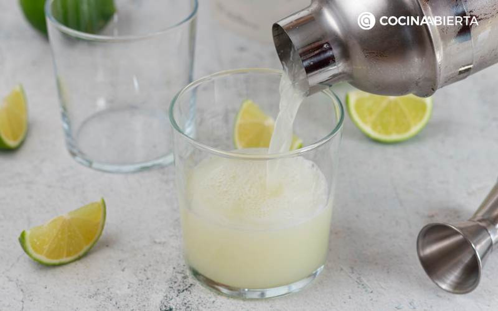 Sirve el pisco sour