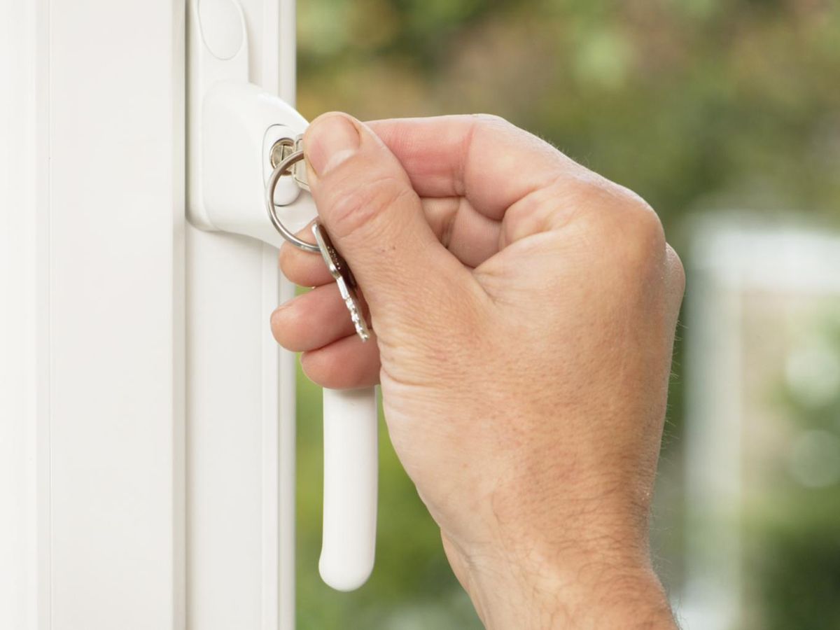 Cierre con llave en ventana corredera