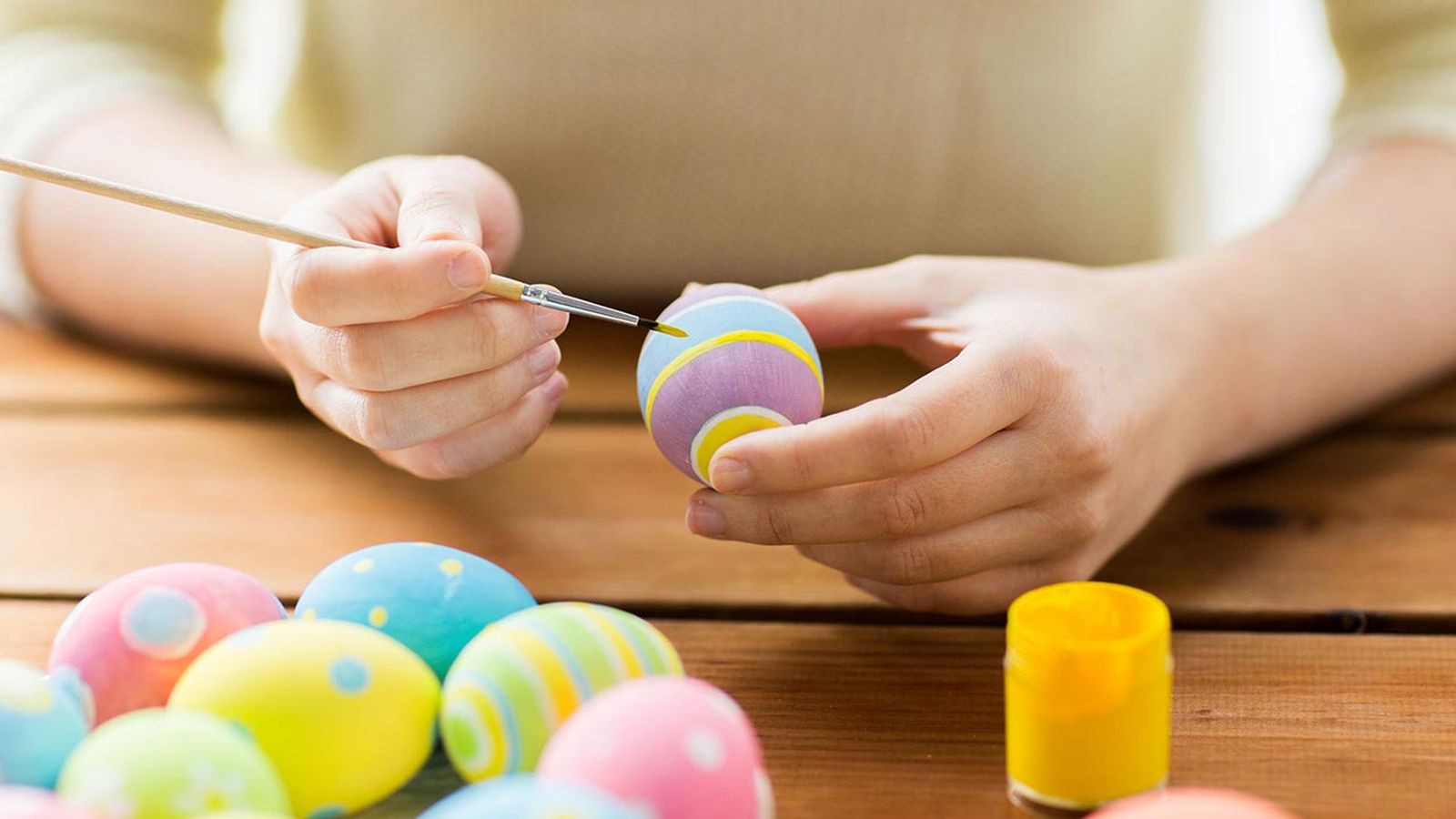 Cómo pintar huevos de Pascua de colores
