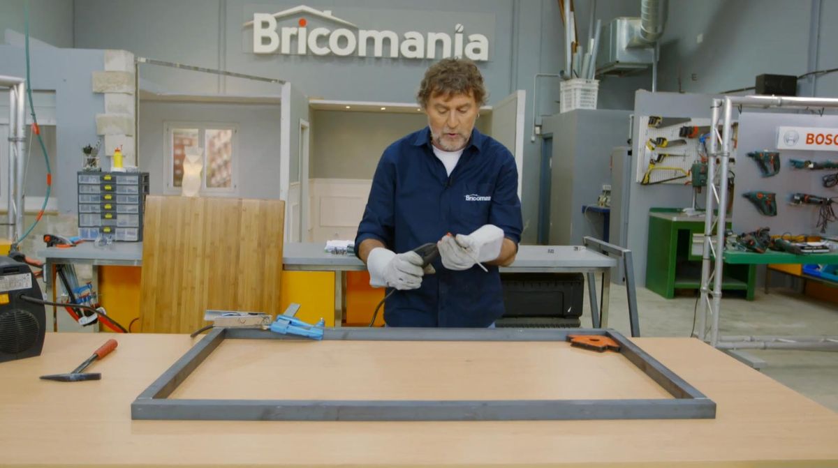 Hacer una mesa alta con estructura soldada paso 4