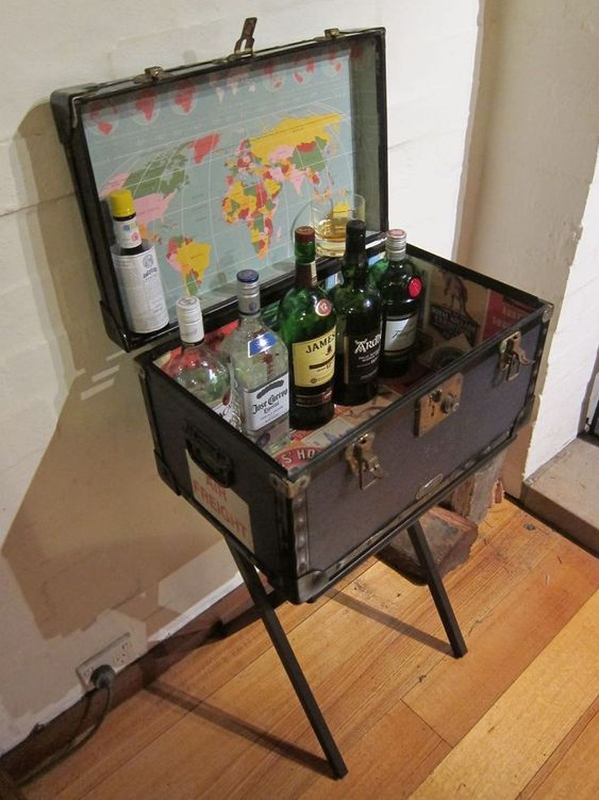 maleta antigua restaurada guardar bebidas