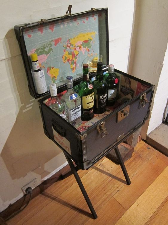 maleta antigua restaurada guardar bebidas