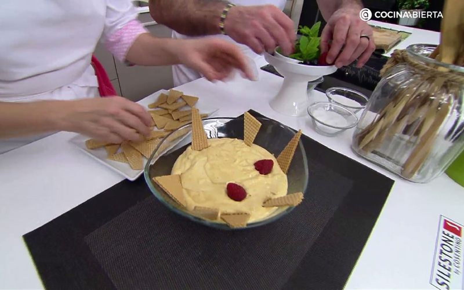 Decora la mousse de turrón con barquillos y frutos rojos
