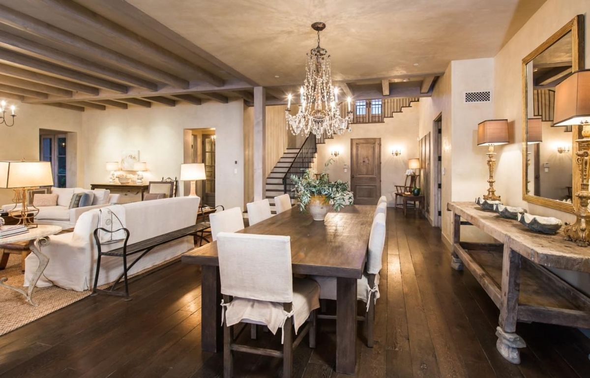 Comedor elegante con una mesa de madera.