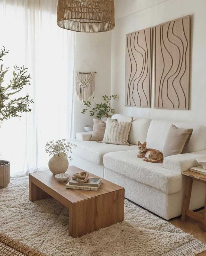 Salón con decoración compacta en tonos claros.