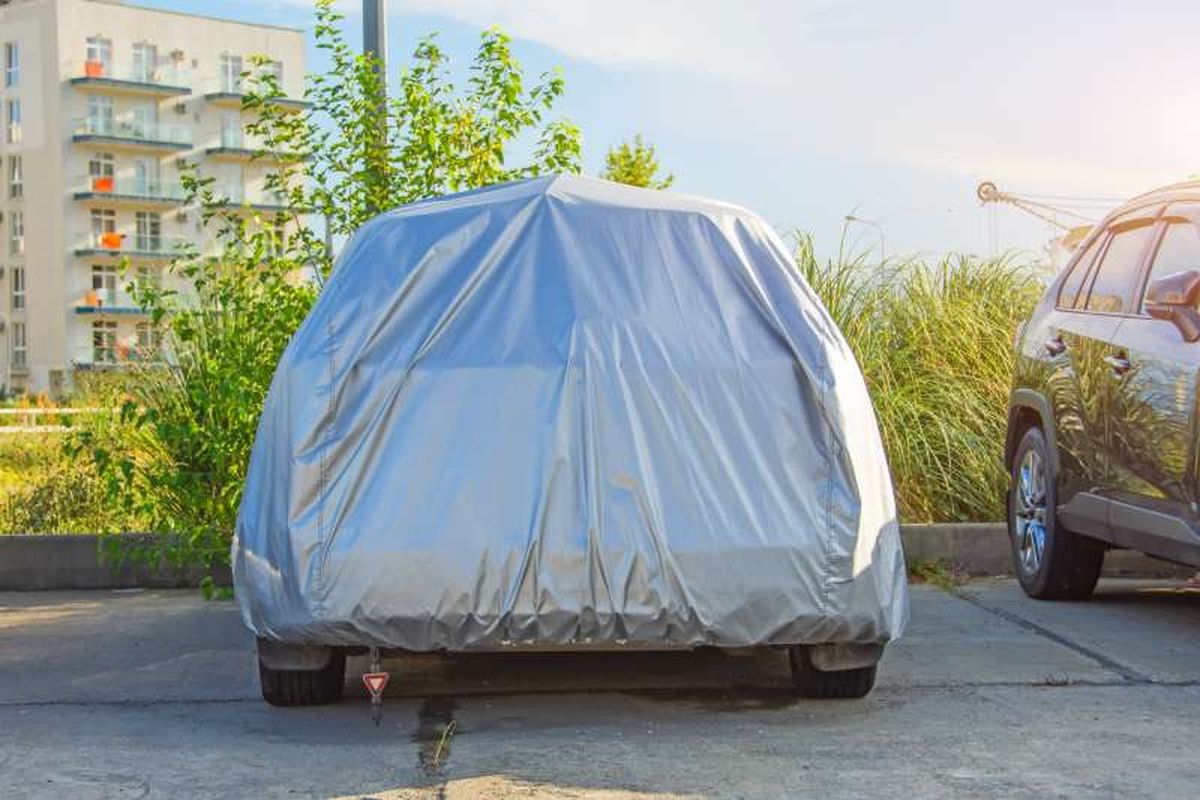 Una lona protegerá tu coche del salitre y la arena del mar