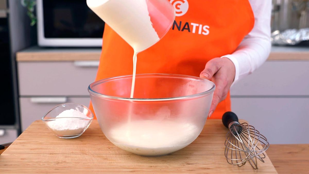 Roscón de Reyes bombón cubierto de chocolate y relleno de nata   paso 7