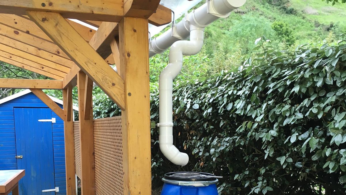 Canalón para aprovechar aguas pluviales paso 12