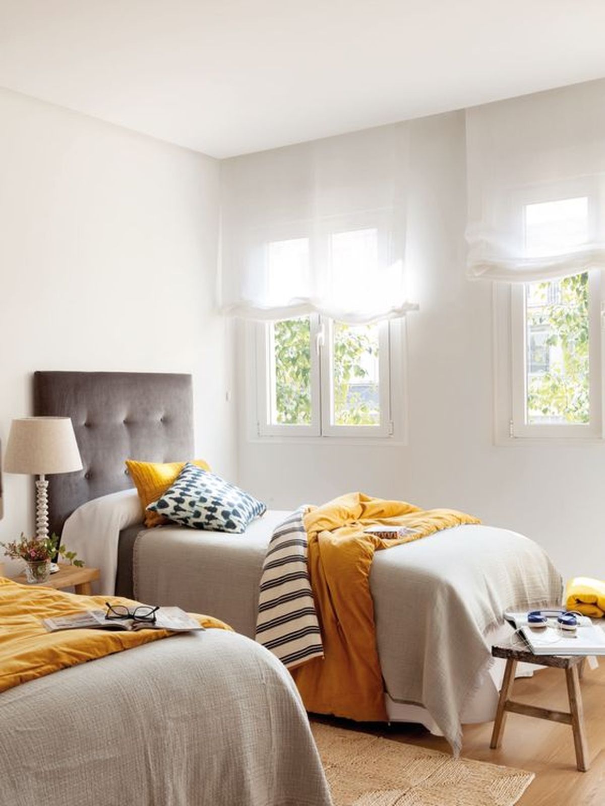 dos camas habitacion pequena canape