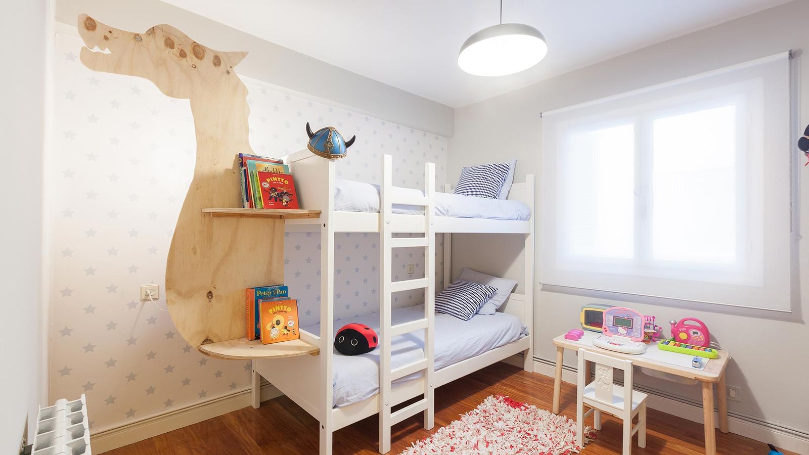 Deco735 Habitación infantil con estantería de dragón despues 1