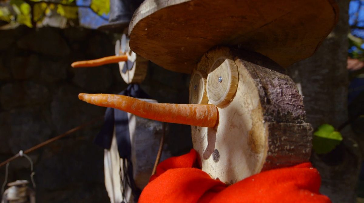 Hacer un muñeco de nieve de madera para decorar el jardín 3