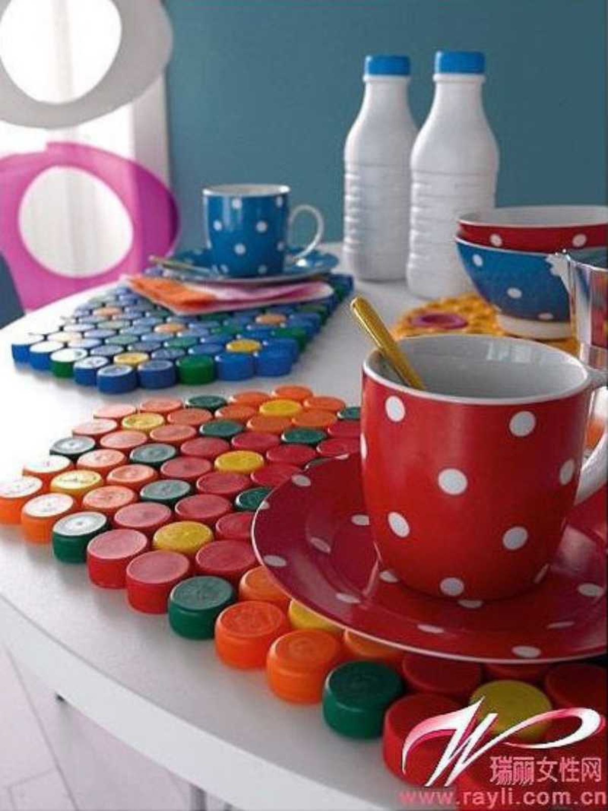 Soporte para tazas y vasos hecho con tapones de plástico de colores.