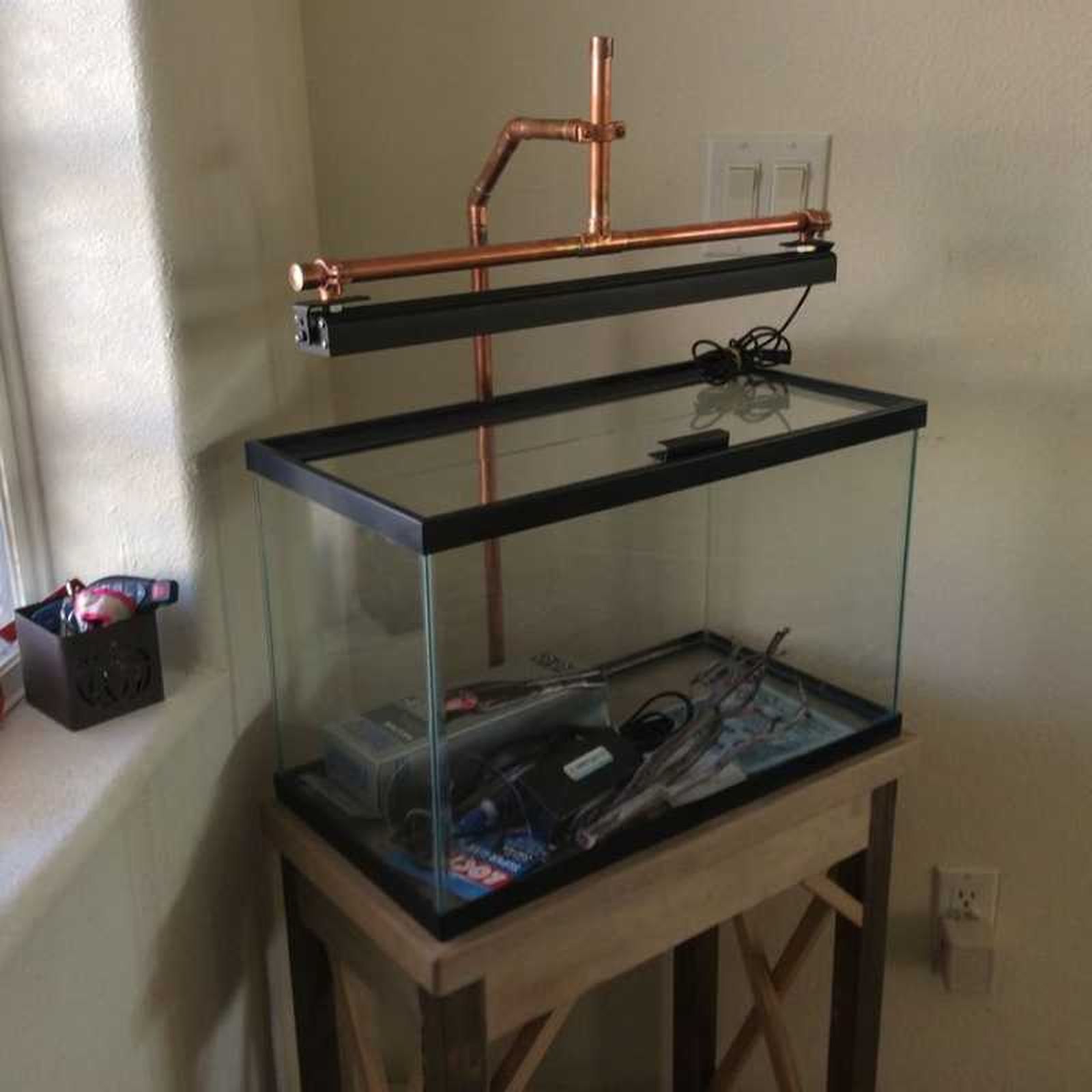 Acuario vacío con materiales de bricolaje dentro.