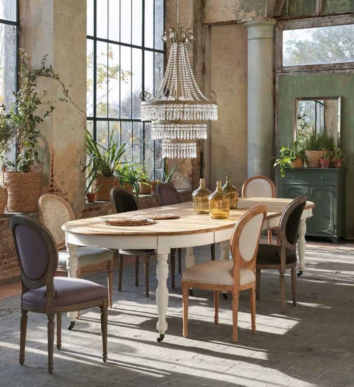 Comedor provenzal con lámpara de cristal.