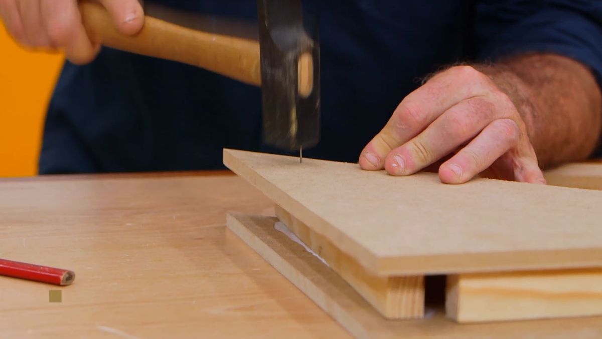 Cómo hacer una estantería esquinera paso 5