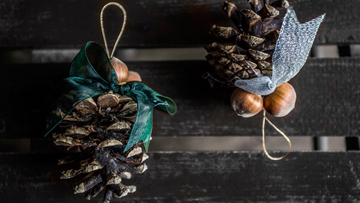 manualidades pinas colgar arbol