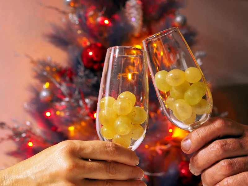 Comer 12 uvas al son de las campanadas conduce a un año de buena suerte y prosperidad.