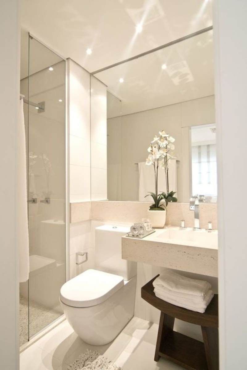 Un espejo grande para agrandar el baño