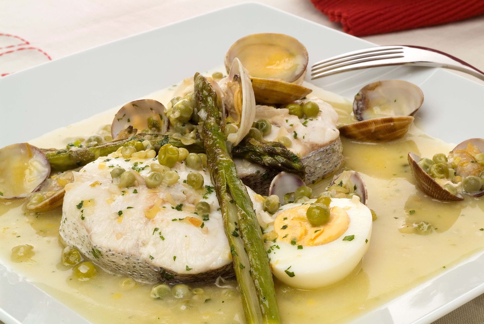 merluza en salsa con guisantes y almejas xl