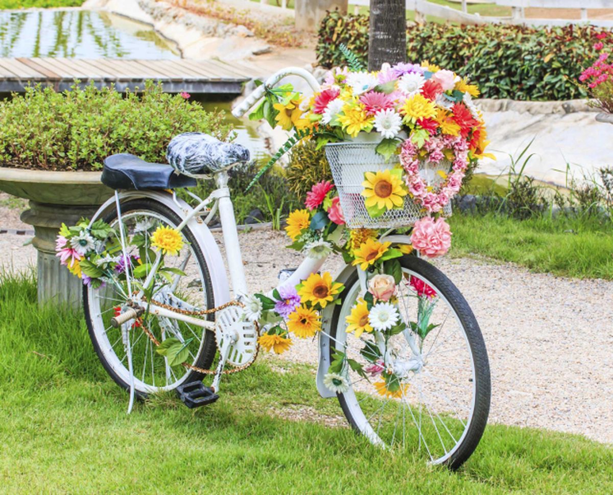 Decorar jardines con bicicletas 12